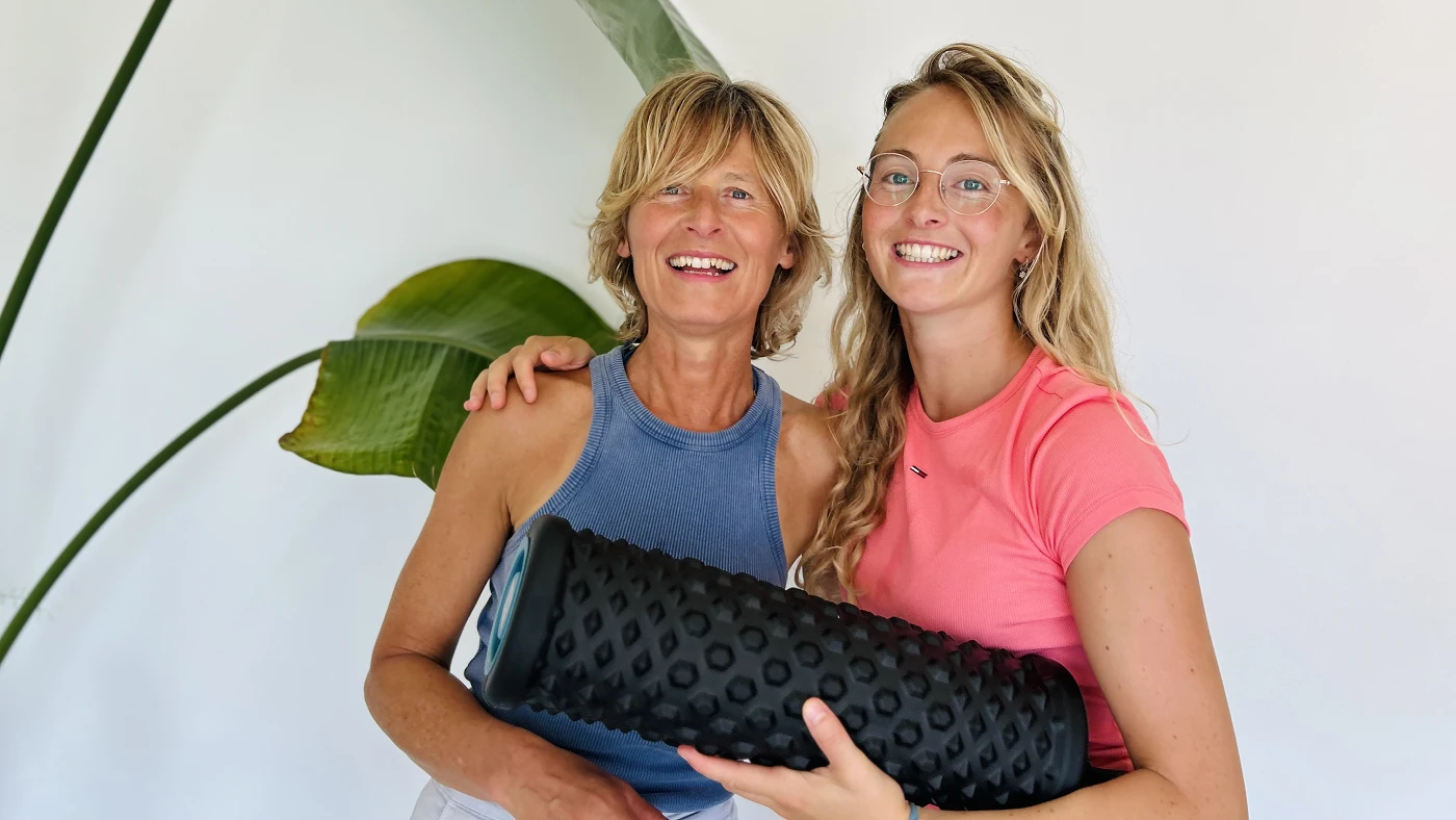 Gerlinde Lucker en Clarisse Arnou, de kinesisten van kinepraktijk Fit Aan Zee in De Haan (Wenduine).